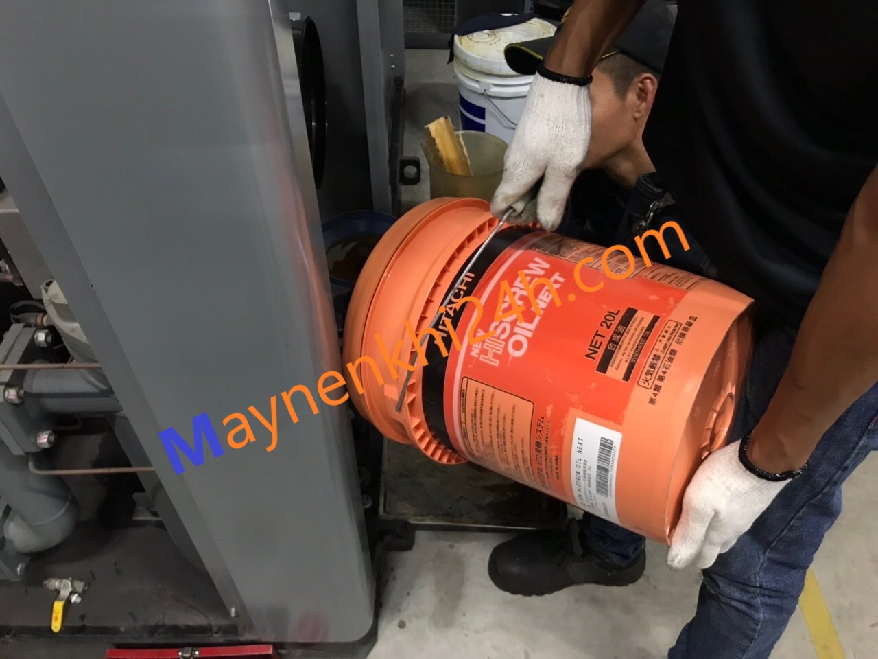 Kỹ thuật viên bảo dưỡng đổ dầu máy nén khí Hitachi tổng hợp new hiscrew oil next 55173321 tại nhà máy khách hàng